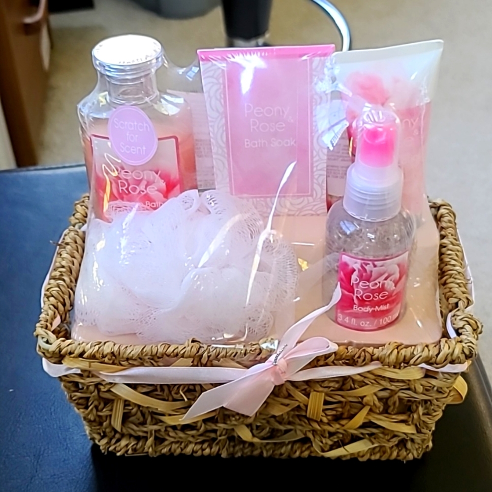 NWT Peony Rose Bath Basket Gift Set